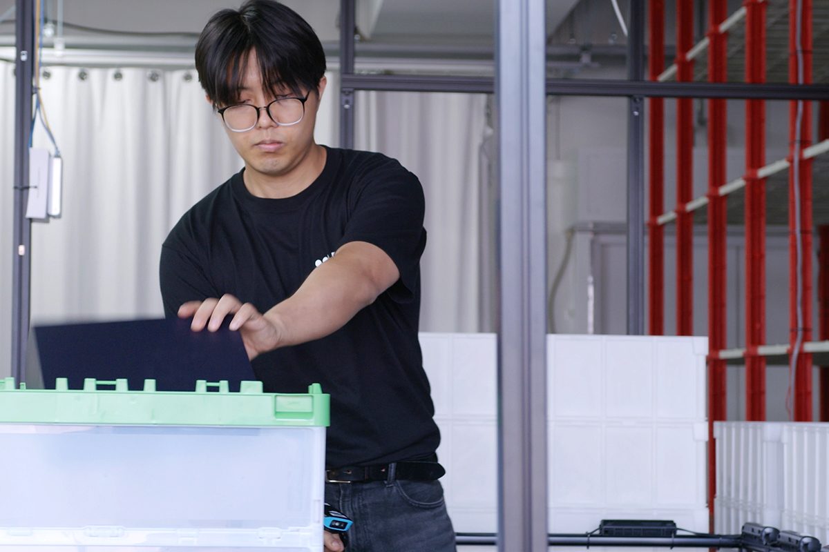 rapyuta asrs picking station has unique features to stand out in productivity